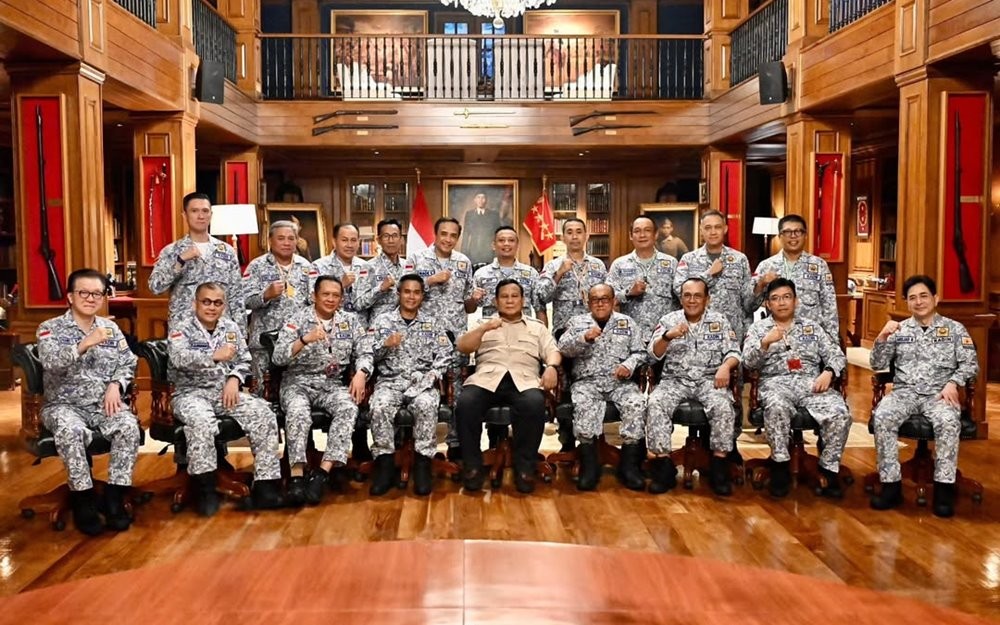 Presiden Prabowo Subianto memberikan arahan kepada anggota Kadin Indonesia di kediaman pribadinya di Hambalang.