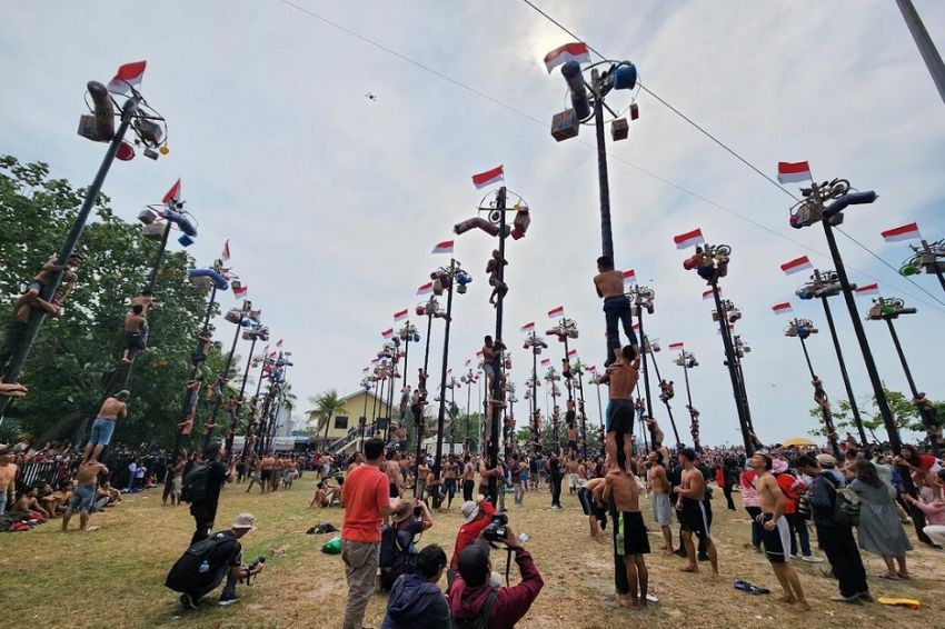 Sejarah Lomba Panjat Pinang, Tradisi Unik Setiap Rayakan Kemerdekaan RI. (Foto: Sejarah Lomba Panjat Pinang)