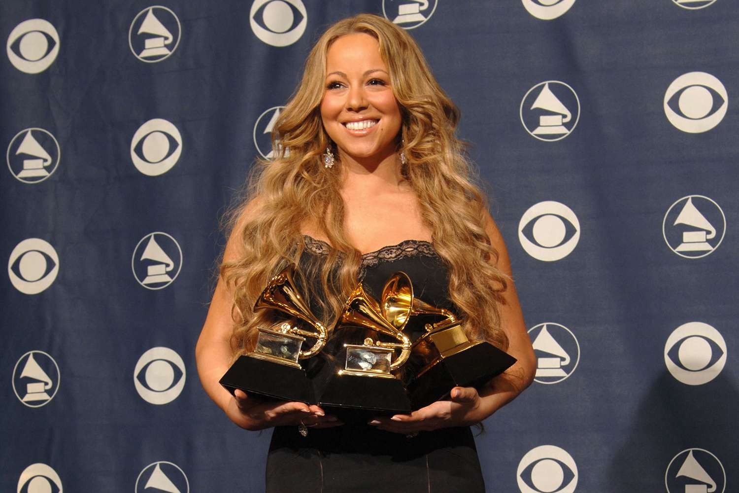  Sumber Kekayaan Mariah Carey)