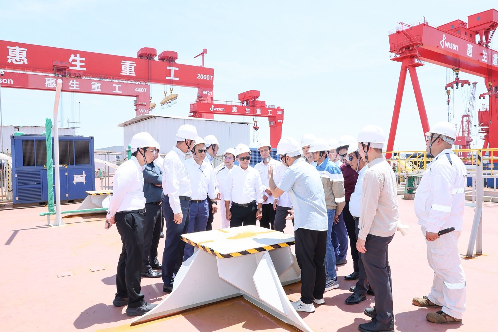 Bahlil Tinjau Fasilitas LNG Terapung Raksasa RI di China, Ditargetkan Kelar 2027. (Foto Istimewa)