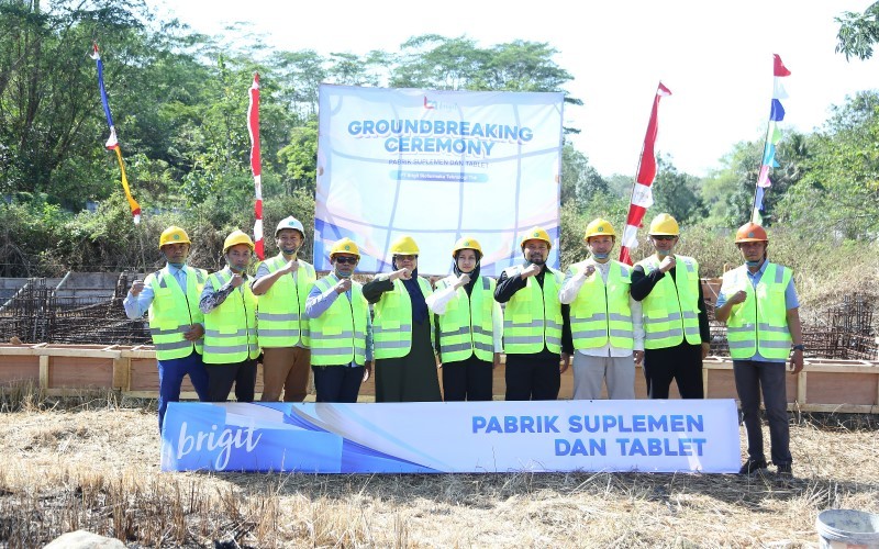OBAT memulai peletakan batu pertama (groundbreaking) pabrik baru di Desa Mojorejo, Bendosari, Sukoharjo, Jawa Tengah. (Foto: Dok. Brigit Farmaka)