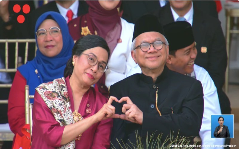 Momen Romantis Sri Mulyani dan Suami, Buat Tanda Love di Tengah Upacara. (Foto: BPMI Setpres)