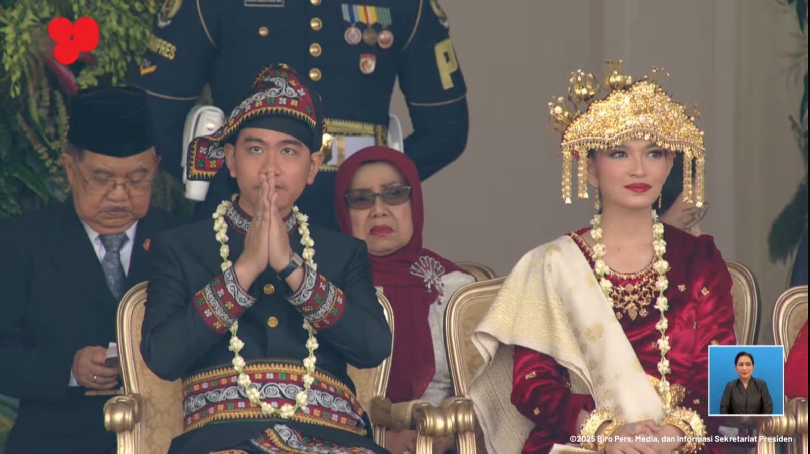 Gibran Kenakan Pakaian Adat Karo di Upacara HUT ke-80 RI. (Foto: Youtube Sekretariat Presiden)