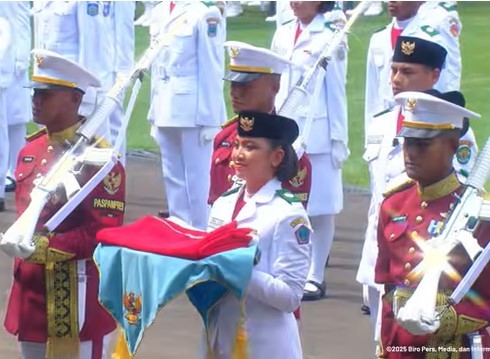 Bianca Alessia Terpilih Jadi Pembawa Bendera Merah Putih saat Upacara di Istana. (Foto: Youtube Sekretariat Presiden)