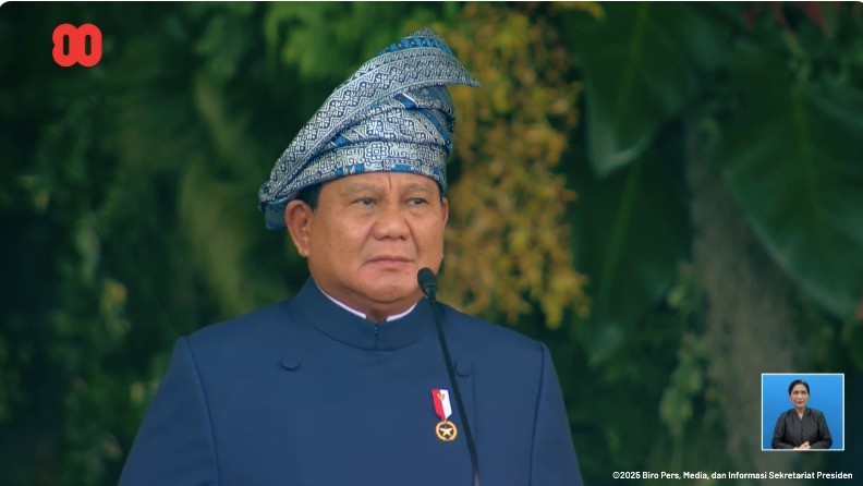 Prabowo Pakai Ikat Kepala Songket Tanjak Melayu saat Upacara Penurunan Bendera. (Foto: BPMI Setpres)