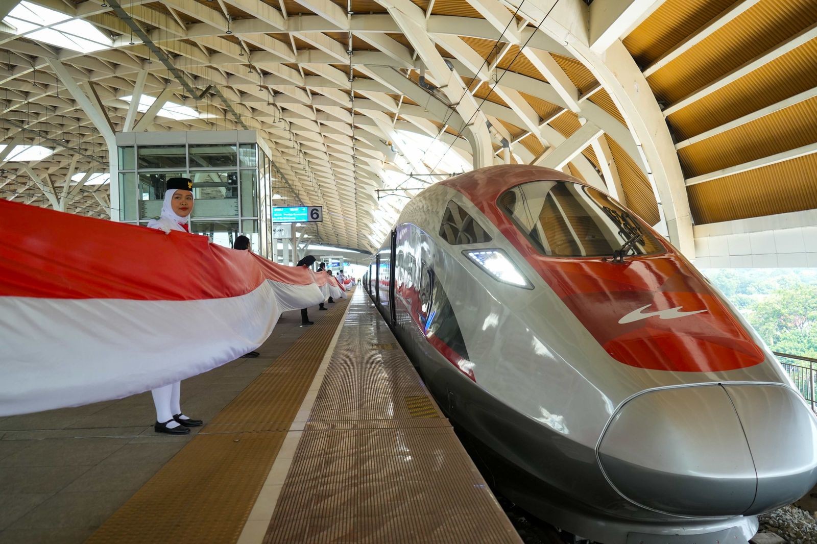 HUT ke-80 RI, Bendera Merah Putih Sepanjang 208 Meter Berkibar di Stasiun Whoosh Halim. (Foto: KCIC)