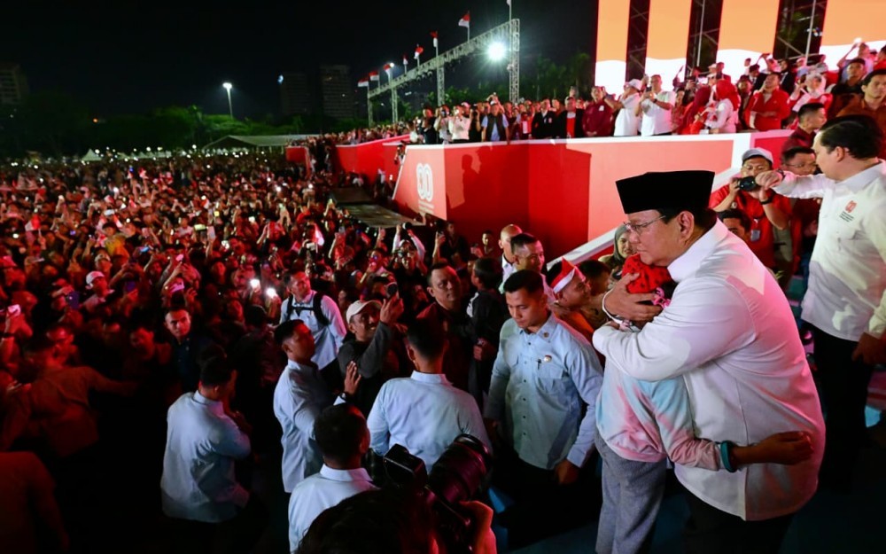 Potret Presiden Prabowo Peluk dan Cium Anak-Anak saat Karnaval HUT ke-80 RI di Monas (Biro Setpres)
