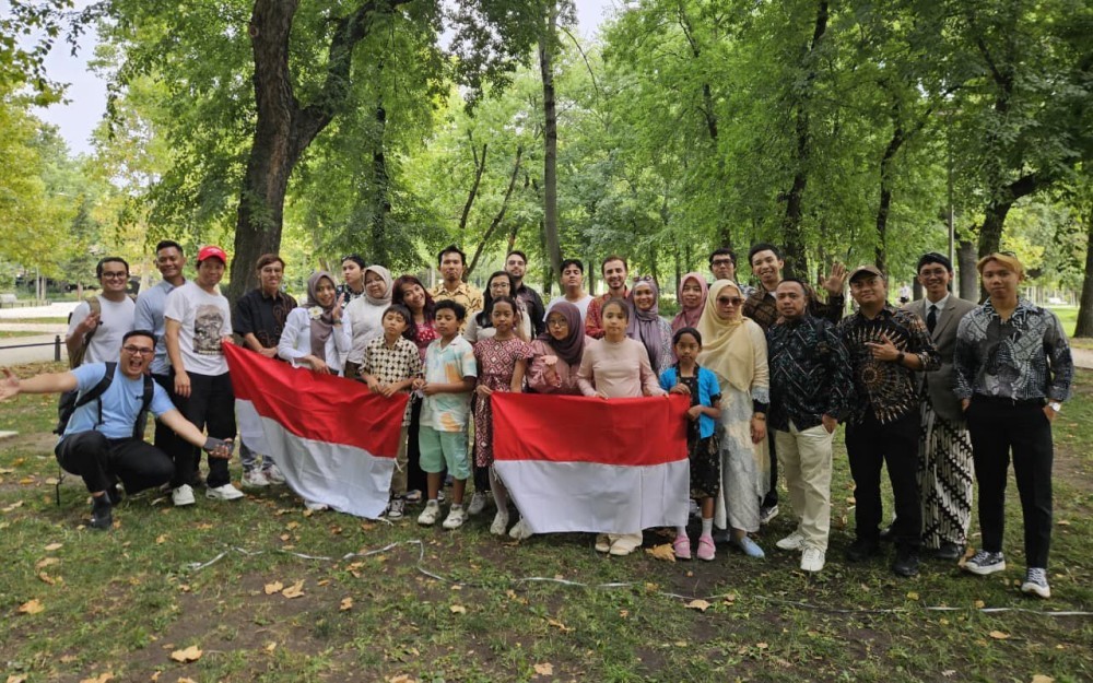 Rayakan HUT Ke-80 RI, WNI di Hongaria Gelar Upacara Bendera hingga Lomba Makan Kerupuk (PPI Hongaria)
