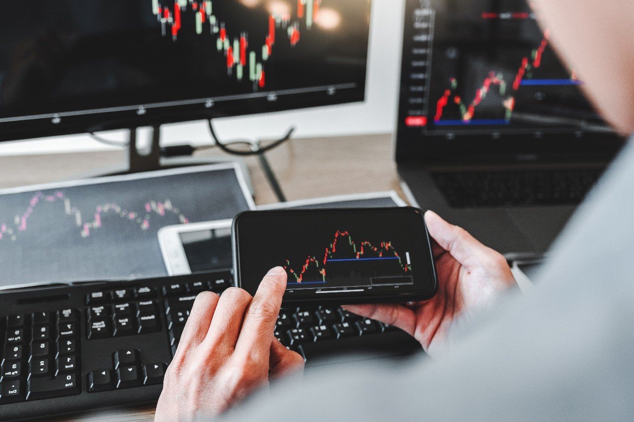 IHSG Tertekan Efek Demo, Analis Sarankan Pilih Saham Tahan Guncangan. (Foto: Freepik)