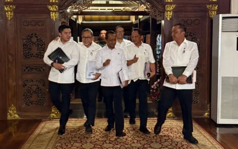 Presiden Prabowo Subianto menggelar rapat terbatas (ratas) membahas penertiban kawasan hutan dan tambang ilegal. (Foto: Instagram Setkab)