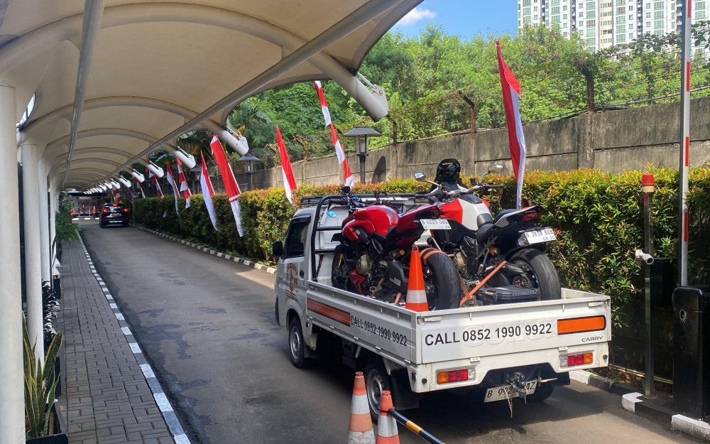 Dua Motor Ducati Barang Bukti OTT Wamenaker Tiba di KPK (Danandaya/iNews Media Group)