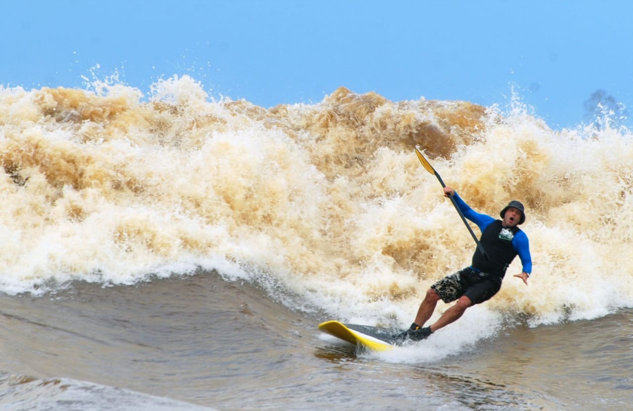Selain Pacu Jalur, Riau Punya Bono Surfing di Sungai Kampar, Pernah Masuk Iklan Legendaris. (Foto: Indonesia.go.id)