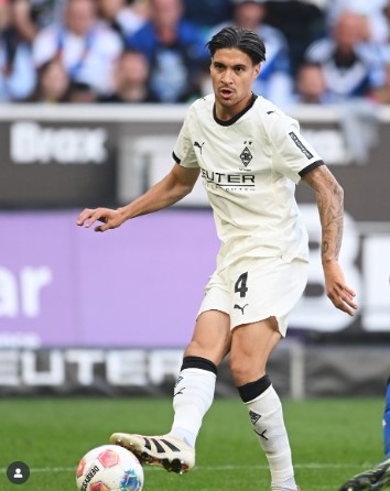 Catatkan Sejarah, Debut Kevin Diks di Bundesliga Jadi Sorotan. (Foto: Instagram @bundesliga)