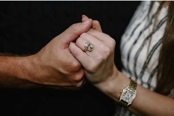 Harga Cincin Tunangan Taylor Swift Bisa Borong 48 Juta Saham CUAN. (Foto: Instagram Taylor Swift)