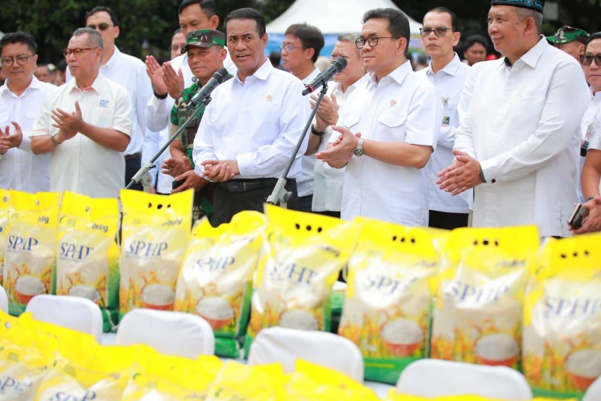 Dirut Bulog Pastikan Beras SPHP dan Banpang Berkualitas Baik (iNews Media Group)