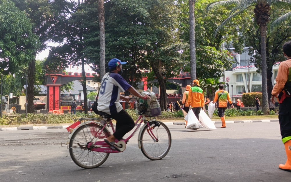 Situasi Terkini Depan Mako Brimob Kwitang: Jalan Dibuka Satu Jalur, Bau Gas Air Mata masih Terasa