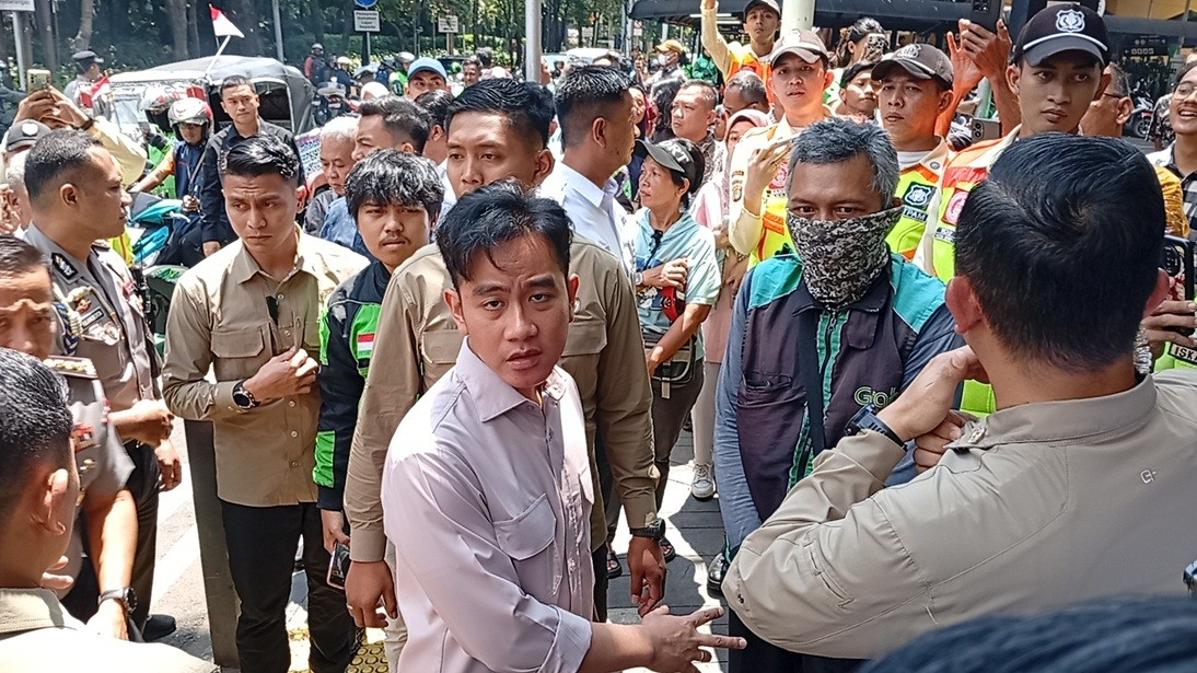 Momen Gibran Bagi-Bagi Sembako ke Warga hingga Pengemudi Ojol di Gondangdia. (Foto Refi Sandi/IMG)