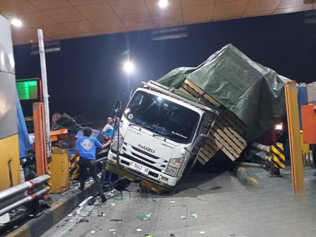 Truk Rem Blong Tabrak Gerbang Tol Ciawi 2, Satu Korban Luka Ringan. (Foto Istimewa)