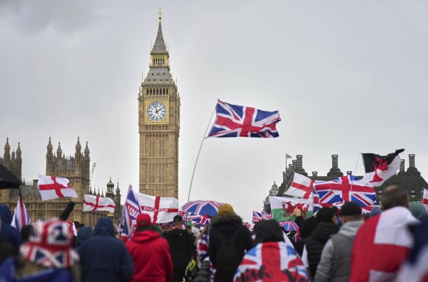 Demo Anti-Imigran di London Ricuh, 100 Ribu Orang Turun ke Jalan (Foto: dok AP)