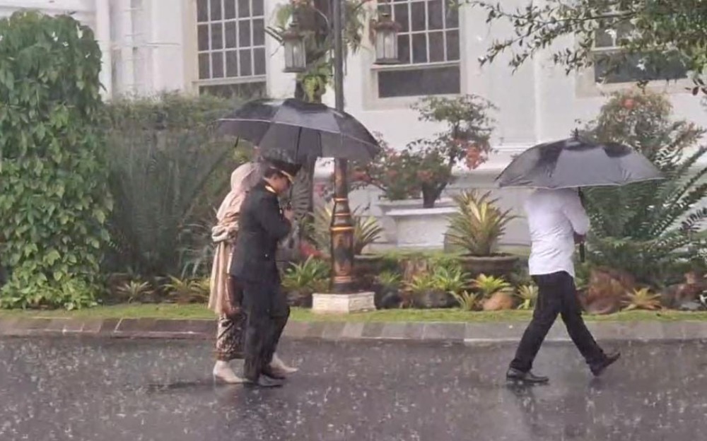 Eks Wakapolri Ahmad Dofiri Tiba di Istana, Terjang Guyuran Hujan dengan Pakaian Dinas