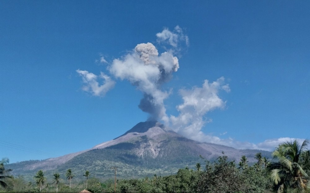 Gunung Lewotobi Laki-Laki Erupsi, Semburkan Abu Setinggi 2.000 Meter (PVMBG)