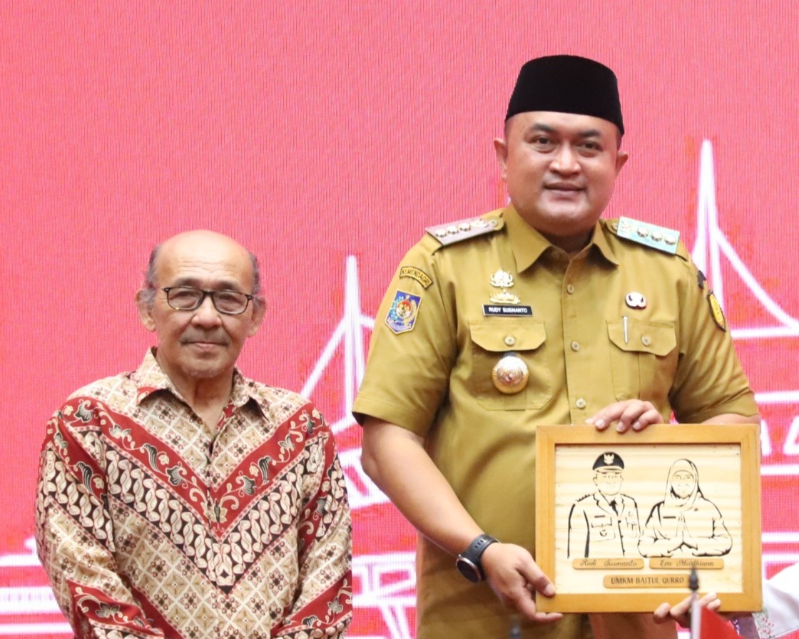 Kisah Inspiratif Umroh Gratis, Pendiri Sekolah Era 1990-an Dapat Hadiah dari Bupati. (Foto: Pemkab Bogor)