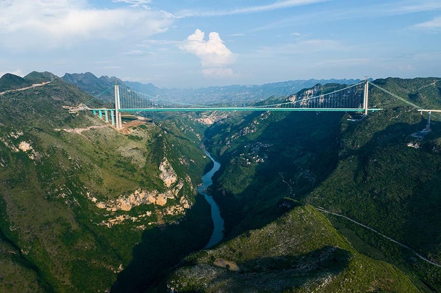 China Bangun Jembatan Tertinggi di Dunia, Biayanya Rp4,9 Triliun. (Foto: People's Daily)