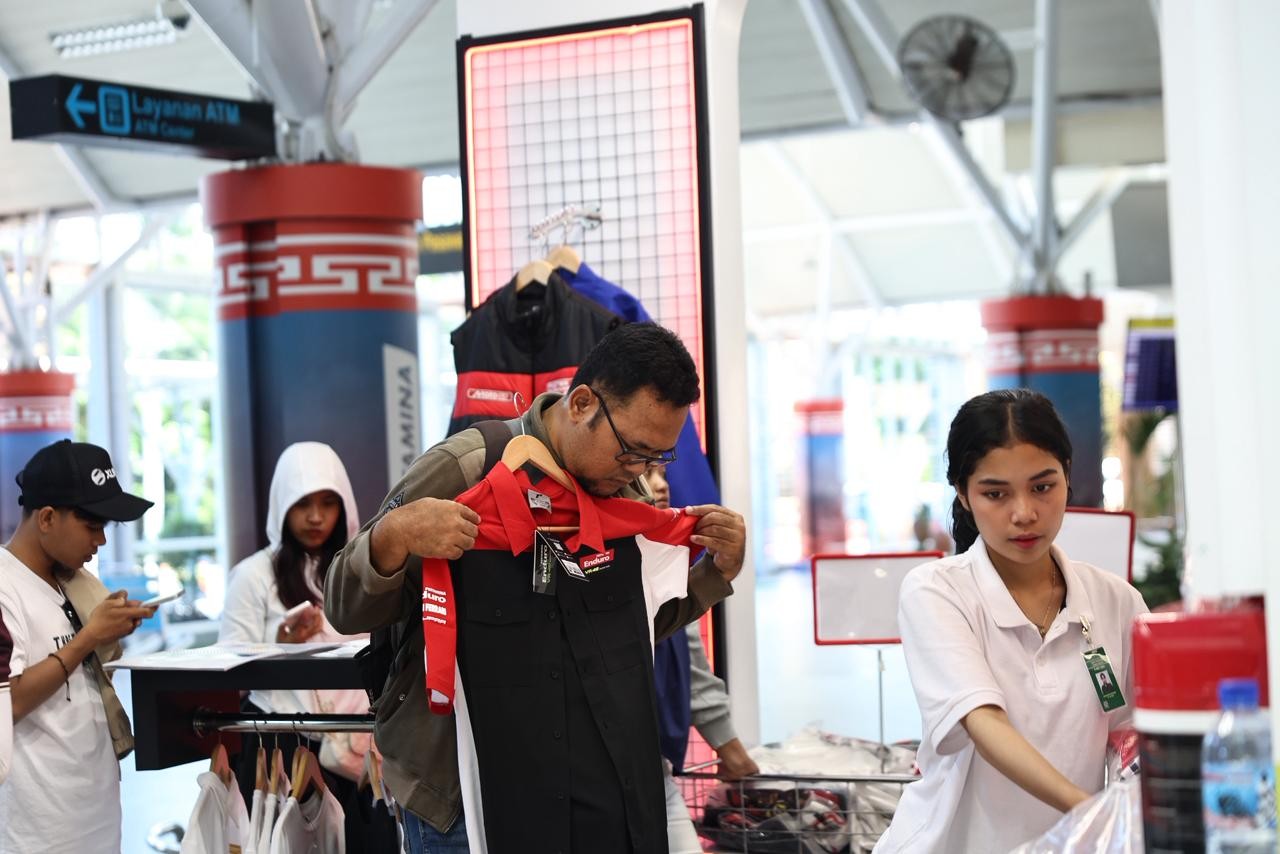 Wisatawan Antusias Kunjungi Toko Merchandise Pertamina Grand Prix of Indonesia. Foto: iNews Media Group.