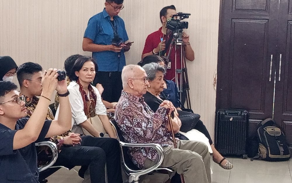 Ayah dan Ibu Hadiri Sidang Perdana Praperadilan Nadiem Makarim (Jonathan Simanjuntak/iNews Media Group)