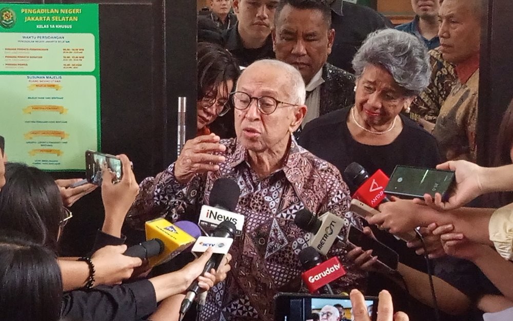 Sedih Anaknya Terjerat Perkara Korupsi, Ayah dan Ibu Nadiem Makarim: Dia Jujur (Jonathan Simanjuntak/iNews Media Group)