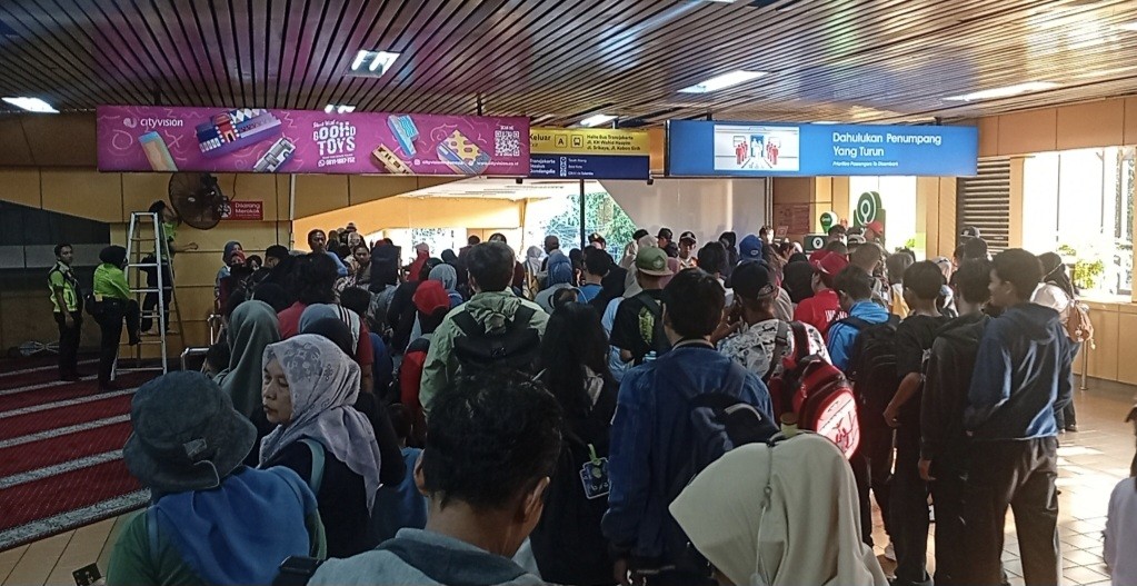 Stasiun Gondangdia Mulai Dipadati Warga yang Ingin Saksikan HUT ke-80 TNI di Monas (FOTO:Dok Refi)
