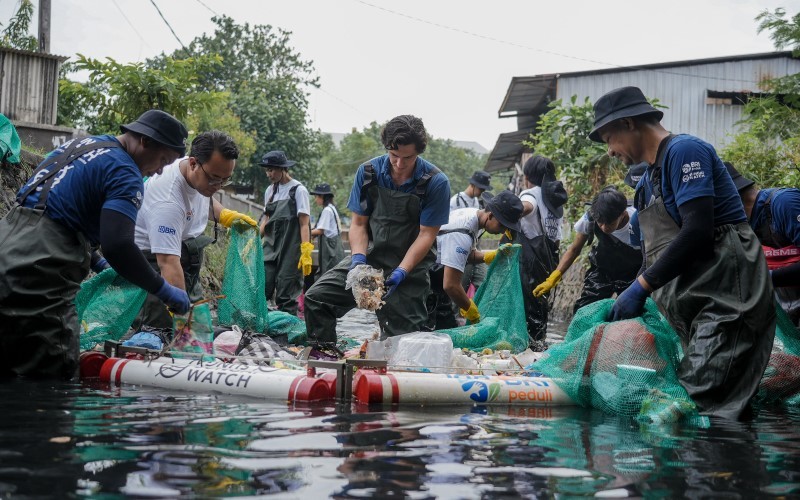 BRI mengajak generasi muda untuk ikut serta dalam aksi bersih-bersih sungai dan edukasi lingkungan di Bali. (Foto: Dok. BRI)rah