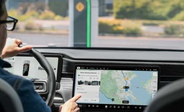 Beda dari Mobil Listrik Kebanyakan, Rivian Pilih Tak Sematkan Apple CarPlay. Foto: Autoblog.