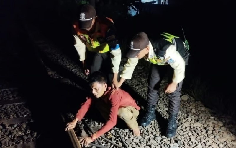 KAI Daop I Jakarta mengamankan pelaku pencurian kabel grounding (track circuit) di jalur hilir petak jalan antara Stasiun Cikarang-Tambun. (Foto: Dok. KAI)