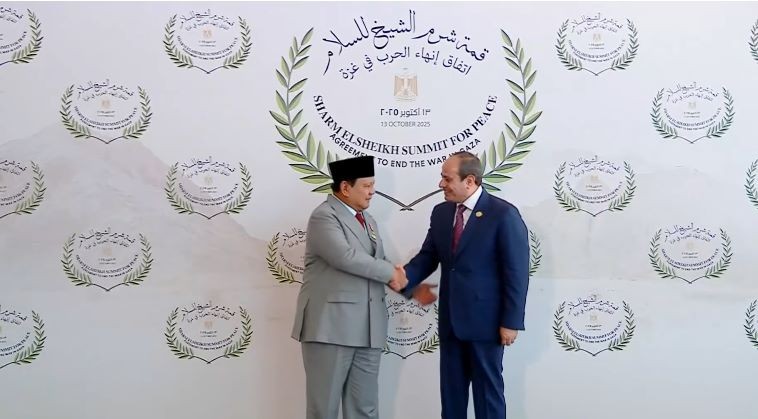 Prabowo Disambut Hangat Presiden Mesir El-Sisi di KTT Perdamaian Gaza. (Foto: Inews Media Group)