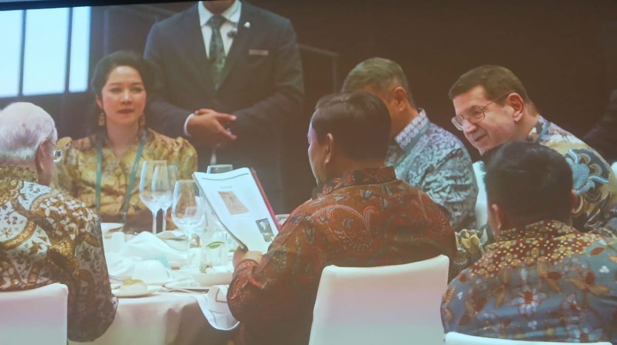 Prabowo dan Steve Forbes Kompak Kenakan Batik saat Dinner Bersama. (Foto: Binti/Inews Media Group)