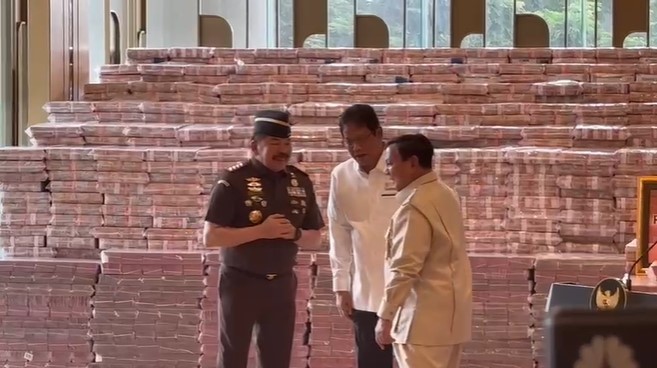 Prabowo, Purbaya, dan Jaksa Agung Lihat Langsung Uang Sitaan Rp13 Triliun dari Korupsi CPO. (Foto: Riyan Rizky/Inews Media Group)