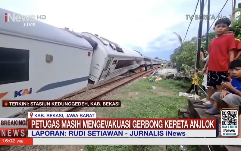 Kereta Api (KA) Purwojaya 58F relasi Gambir-Kroya mengalami anjlok di Stasiun Kedunggedeh, Kabupaten Bekasi, Jawa Barat. (Foto: iNews Media Group)