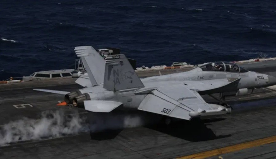 Jet dan Helikopter Angkatan Laut AS Jatuh di Laut Cina Selatan, Para Awak Selamat (FOTO:Dok Laman Forbes)