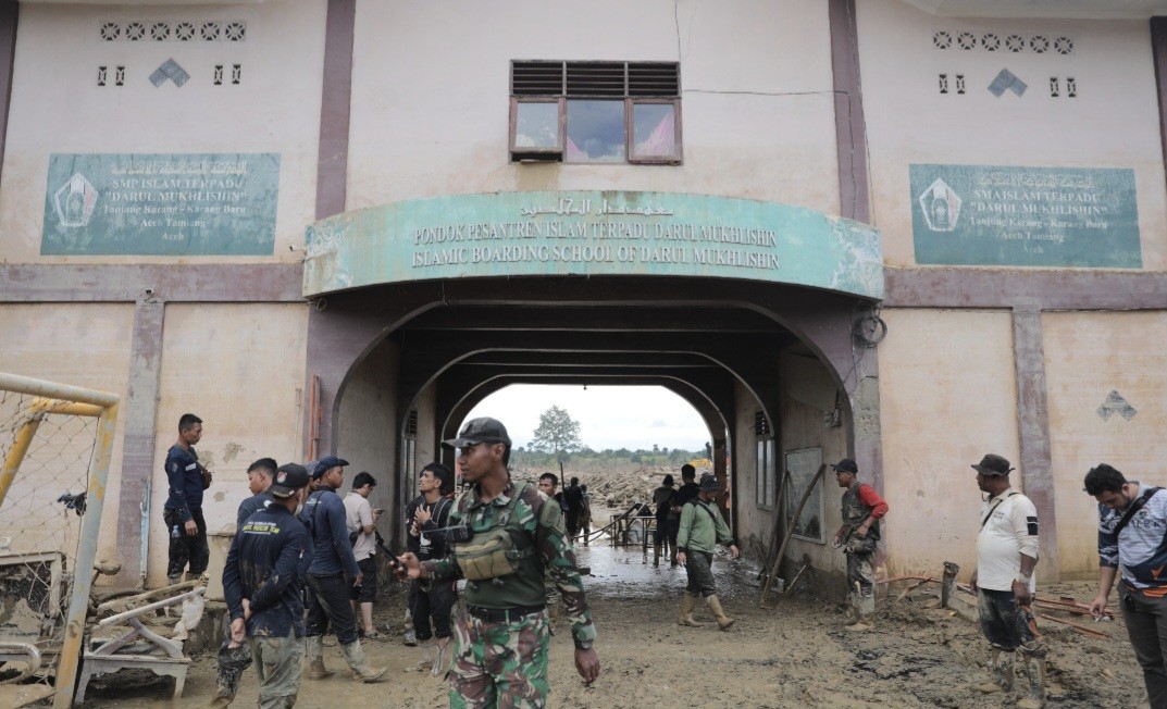 Pembersihan Puing Kayu di Ponpes Darul Muchlisin Aceh Tamiang Dikebut (FOTO:Dok Ist)