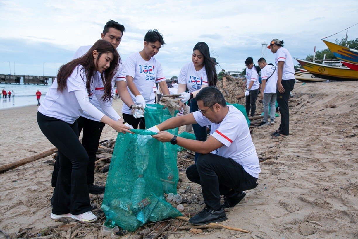 Dukung Gerakan Indonesia ASRI, BRI Peduli Ajak Masyarakat Bersih-Bersih Pantai di Bali. (Foto Istimewa)