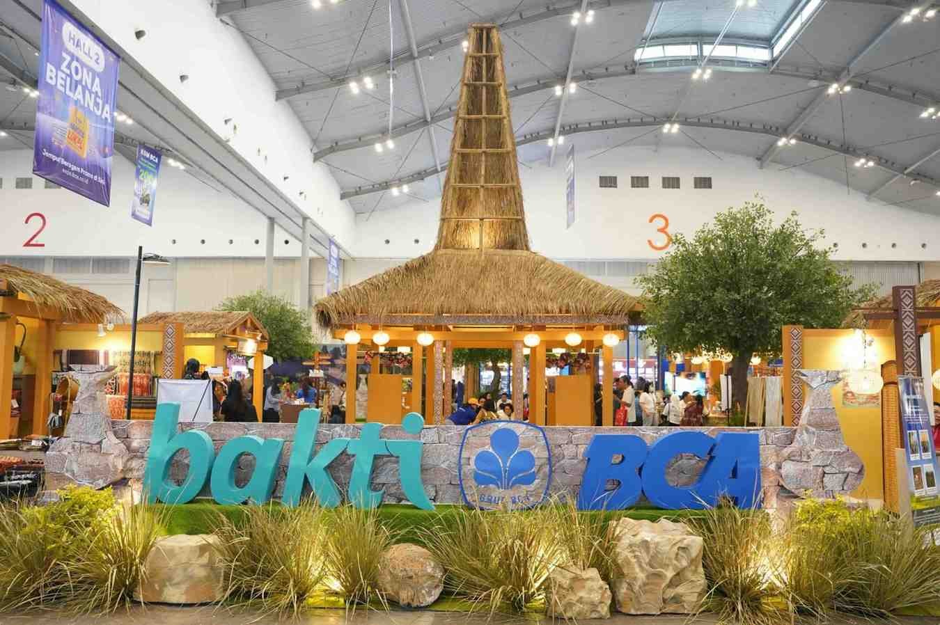 Diana Kalera Dorong Peluang Ekonomi Lewat Tenun Sumba Wastra Warna Alam Bakti BCA. (Foto: doc BBCA)