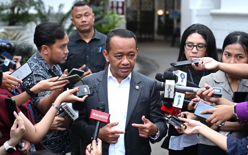 Presiden Prabowo Subianto memberikan arahan secara langsung kepada Menteri ESDM, Bahlil Lahadalia soal nasib tambang emas Martabe. (Foto: Dok. Setneg)