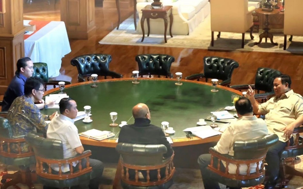 Presiden Prabowo Subianto memimpin rapat terbatas (ratas) dengan sejumlah Menteri Kabinet Merah Putih di Hambalang.