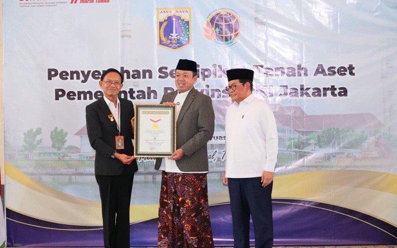 Kementerian ATR/BPN menyerahkan sebanyak 3.922 sertifikat hak atas tanah milik Pemprov DKI senilai Rp102 triliun. (Foto: Ist)