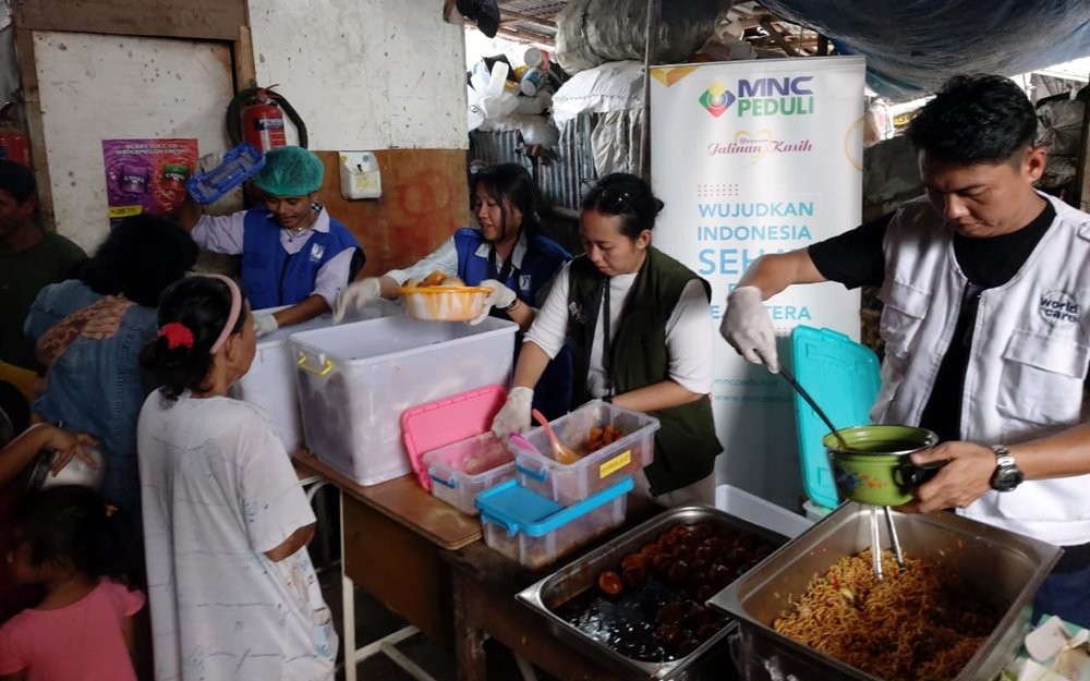 Sambut Ramadan, MNC Peduli-Park Hyatt Jakarta Berbagi Makanan di Pondok Labu