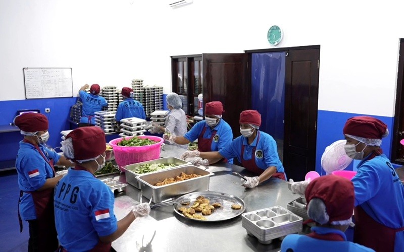 Program MBG tidak hanya dirasakan manfaatnya oleh siswa, ibu hamil, ibu menyusui dan balita, tetapi juga oleh warga yang bekerja di SPPG. (Foto: Ist)