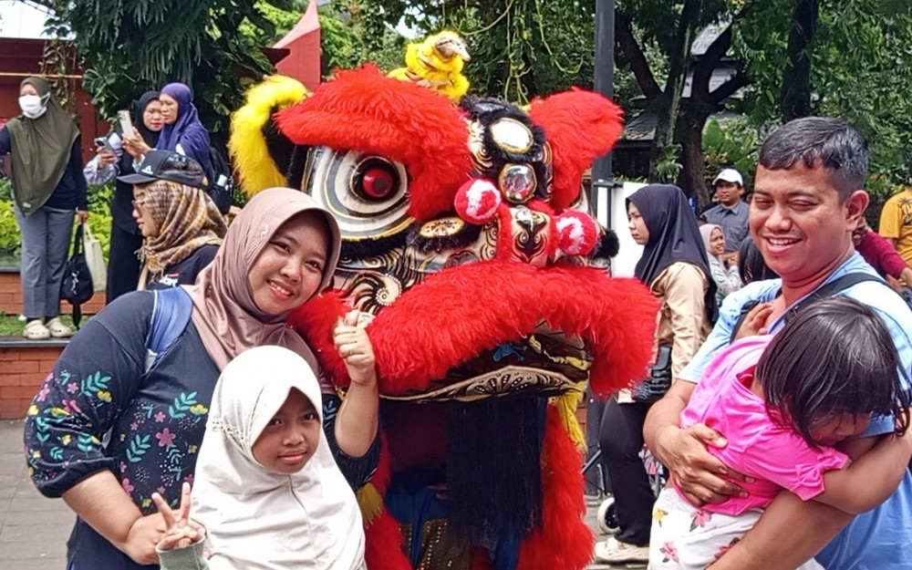 Pertunjukkan Barongsai Semarakkan Perayaan Tahun Baru Imlek di TMII