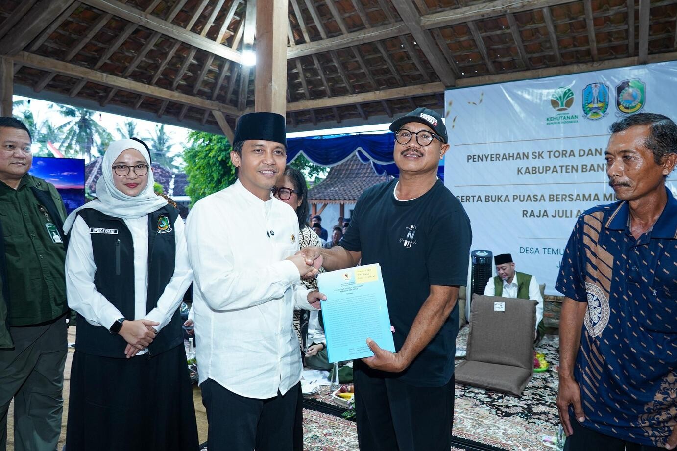 Gabungan Kelompok Tani di Banyuwangi Terima SK HKM Ratusan Hektare. (Foto: Kementerian Kehutanan)