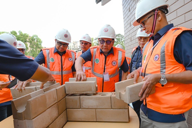 Pasok 36.000 Bata Interlock, SIG (SMGR) Bantu Bangun Hunian Tetap Pascabencana di Sumbar (foto: iNews Media Group)